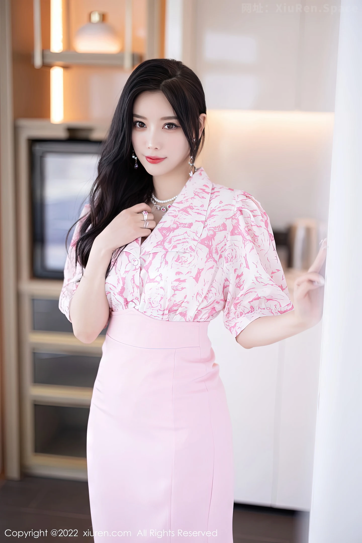 图片[2]-[XiuRen秀人网] VOL.5927 女神杨晨晨Yome脱性感粉色上衣露白色内衣秀丰腴身材诱惑写真87P-秀人网官方网站